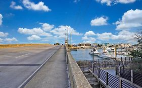 Middle Sound Hideaway~Beaches, Shopping, Families